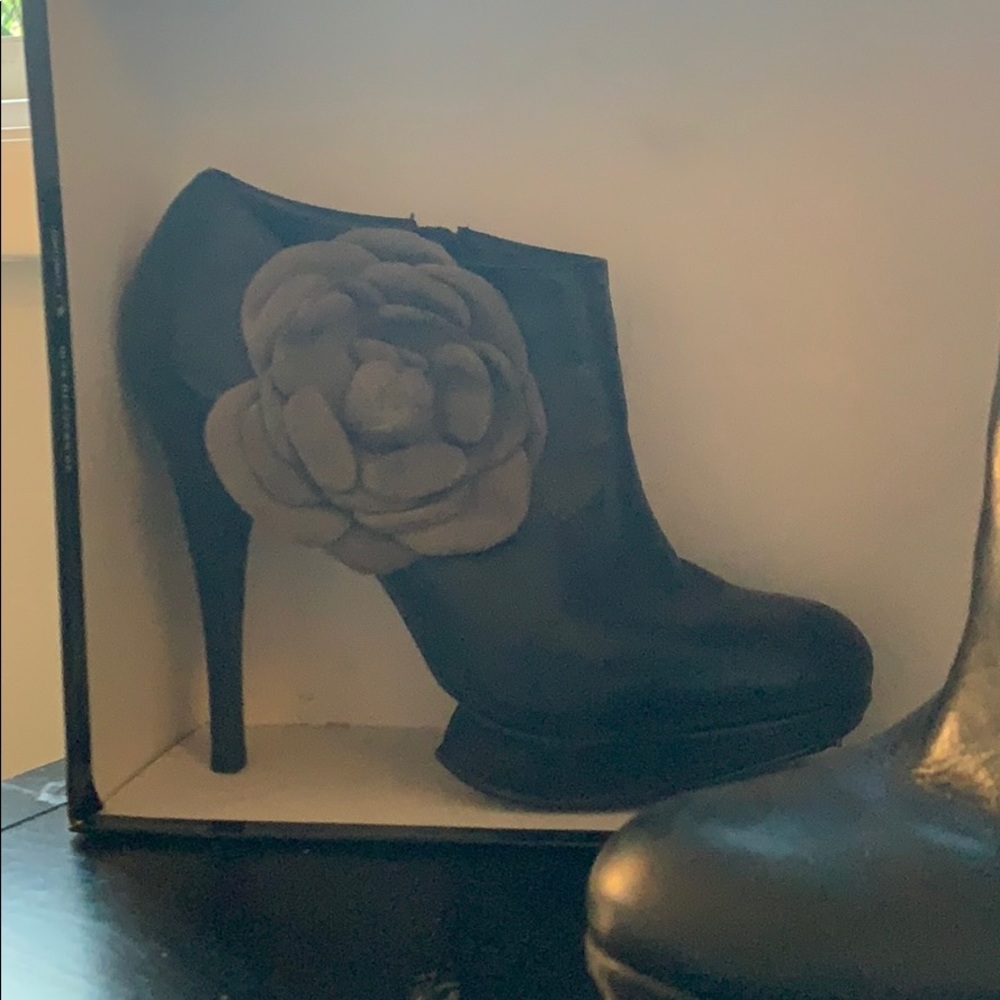 Sculptural Kelsi Dagger Ankle heels w/ Gray Suede